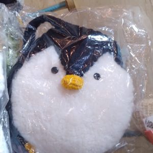 Bolso pingüino, tejido con lana y piel de oveja